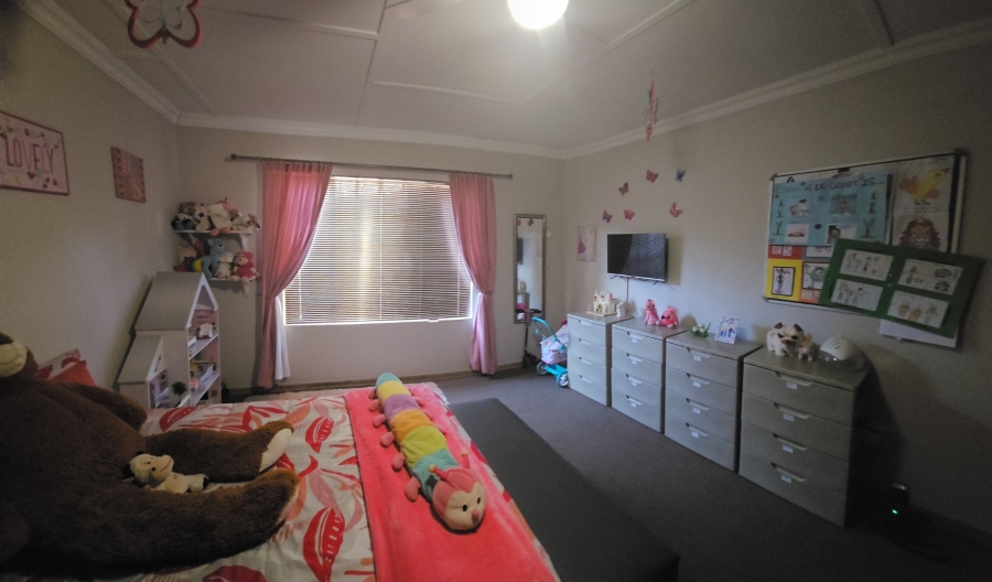 5 Bedroom Property for Sale in Langenhovenpark Free State